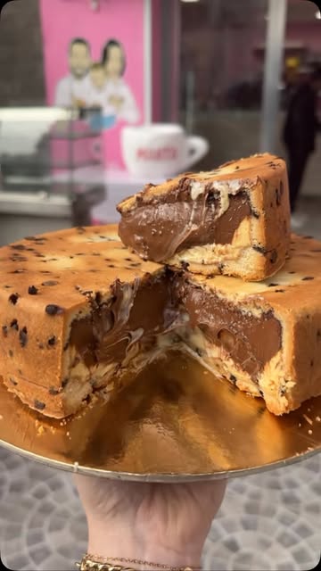Dolce con un cuore di crema al cioccolato